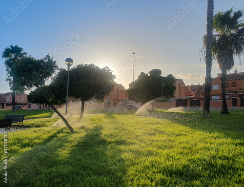 Photos Riego por aspersión en parque urbano con grama en ciudad de la costa mediterránea