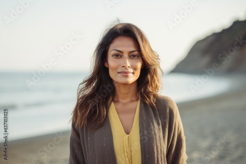 Group portrait of an Indian woman in her 30s in a beach  © Eber Braun