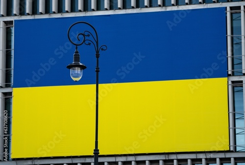 Latarnia uliczna na tle dużej flagi Ukrainy