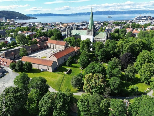Foto Drone view of the Nidaros Cathedral surrounded by greenery in Trondheim, Norway