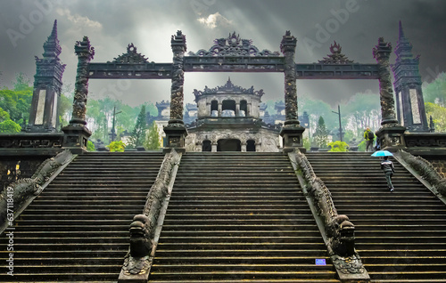 Fotografia Mystic atmosphere on rainy day at old vietnamese mausoleum tomb of emperor Khai