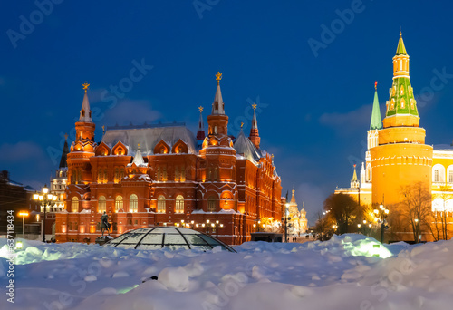 Fényképezés State Historical Museum and Kremlin on the Manezhnaya Square in the winter eveni
