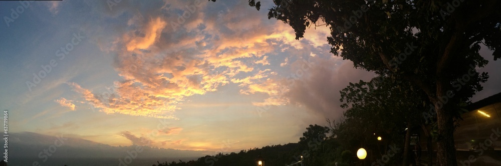 Fototapeta premium Stunning panoramic shot of the sky showcasing a beautiful array of colors