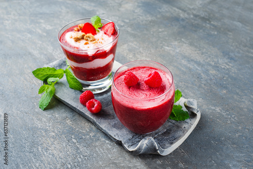 Traditionelle gefrorene Erdbeersuppe mit Erdbeereis und Himbeer Mousse mit Joghurt und Früchten serviert als Nahaufnahme auf einem grauen Stein Design Tablett mit Textfreiraum photo