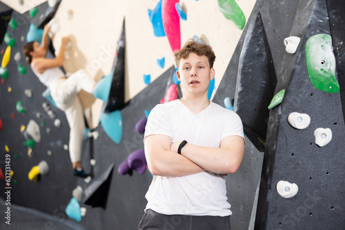 Εκτύπωση καμβά Portrait of positive guy against background of a climbing wall