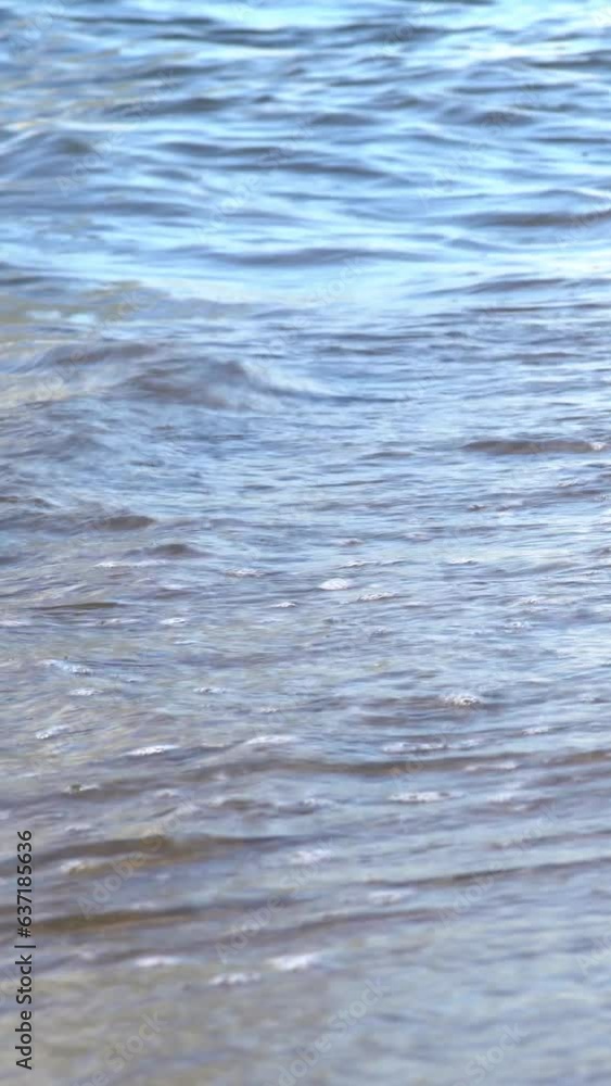 穏やかに打ち寄せる波が砂浜を洗う / 縦構図動画 穏やかに打ち寄せる波が砂浜を洗う / 縦構図動画