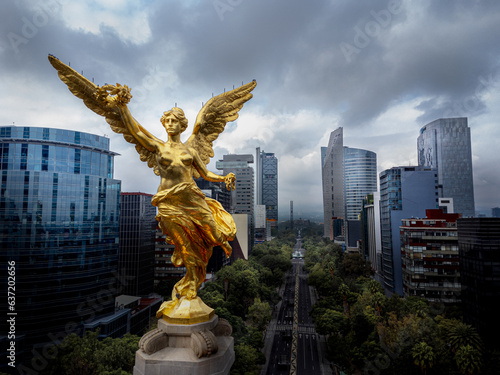 Vista en primer plano de Ángel de la Independencia en la Ciudad de México