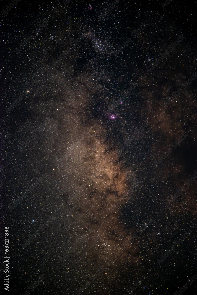 夏の夜のさそり座近辺の天の川といて座の干潟星雲、三裂星雲