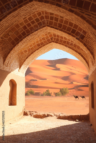 Canvas Print Ancient arch at the entrance to desert