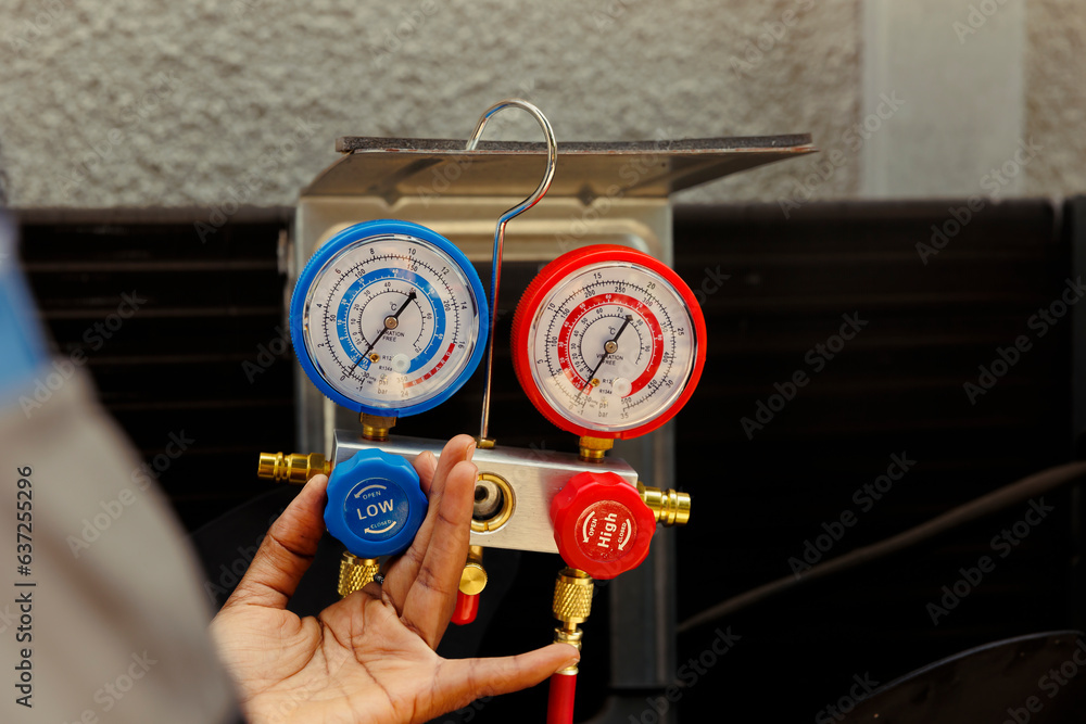 Foto de Close up of manifold gauges able to find out of order expansion