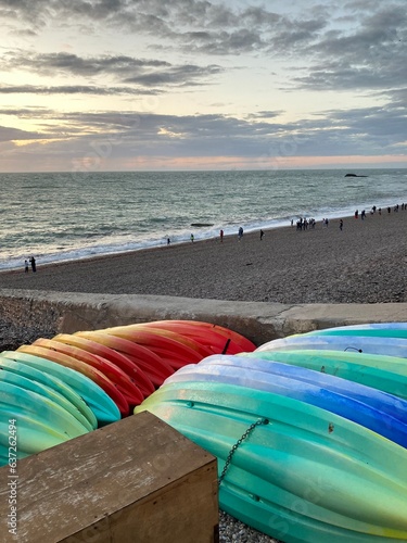 Kayaks am Strand in der Normandie, Frankreich
