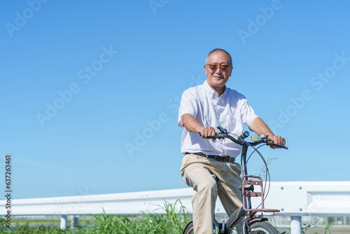 自転車に乗るシニア男性