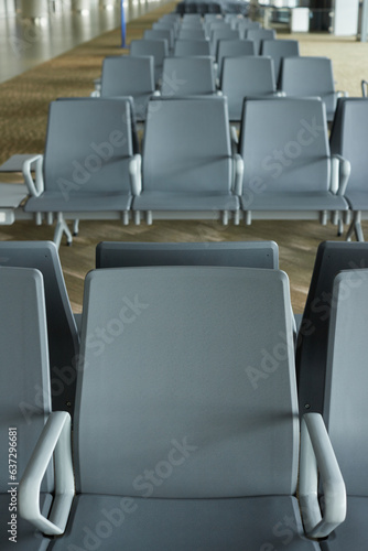 空港のターミナルの搭乗口のたくさんの椅子の様子