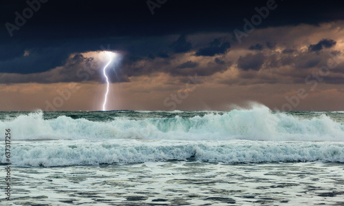 Obraz na płótnie Sea waves in mediterranean sea during storm. w salonie