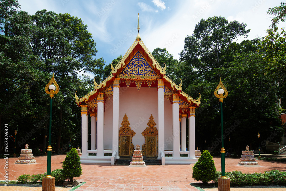 Temples in Thailand generally have an environment in harmony with nature.