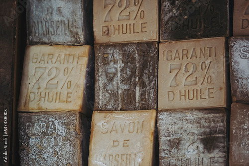 Obraz na płótnie Cubes de savons naturels bio aux différents parfums - Arrière-plan aux couleurs vives w salonie
