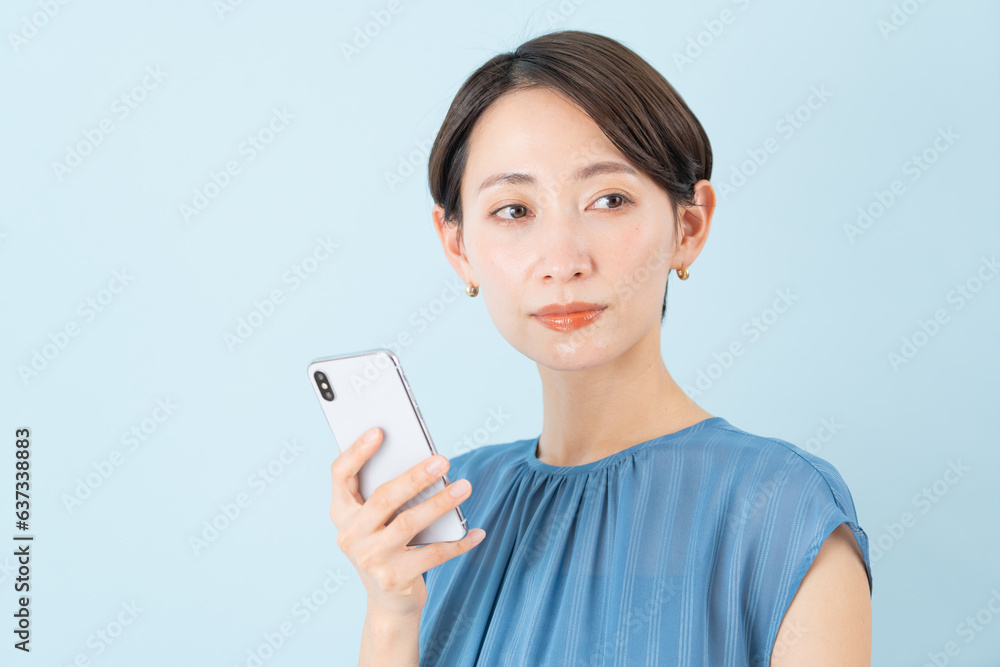 スマホを持つ女性