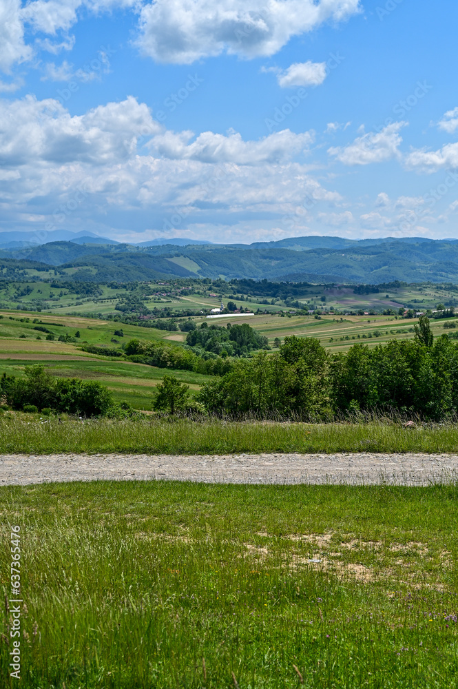 Typische Landschaft mit Weitblick im Kreis Oradea, Crisana, mit Berge, Straßen und blauem Himmel im Sommer