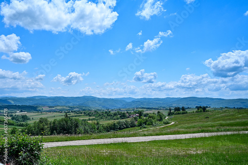 Typische Landschaft mit Weitblick im Kreis Oradea, Crisana, mit Berge, Straßen und blauem Himmel im Sommer photo