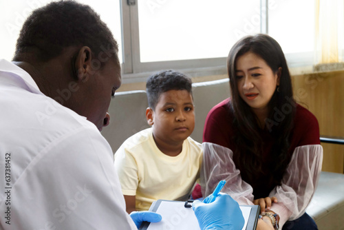 Canvas Print mother and her boy talk to african american pediatrician doctor for illness treatment in hospital