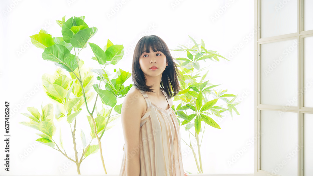 緑に囲まれた女性　ボタニカルな美容イメージ