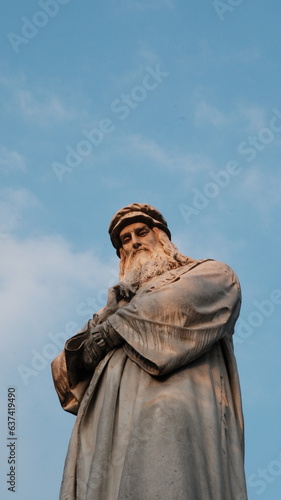ESTATUA DAVINCI