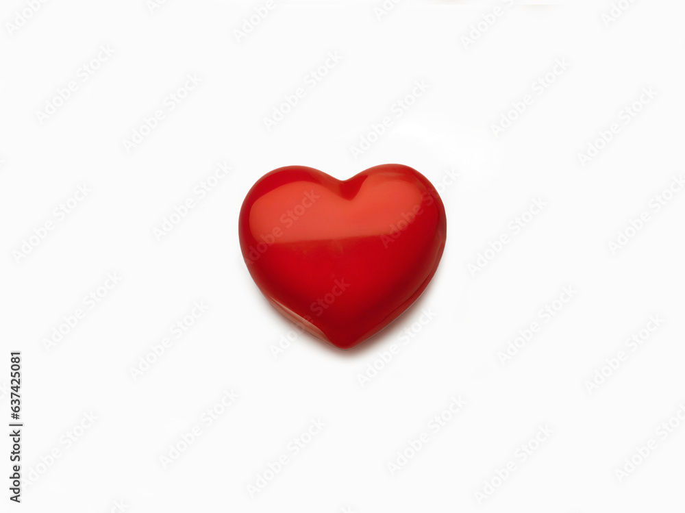 Un corazón rojo sobre un fondo blanco liso y aislado. Vista superior y de cerca. Copy space. IA Generativa