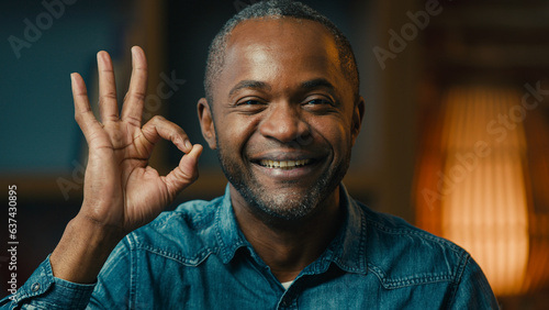 Schilderij op canvas Close-up happy mature african american man showing ok sign approval gesture sati