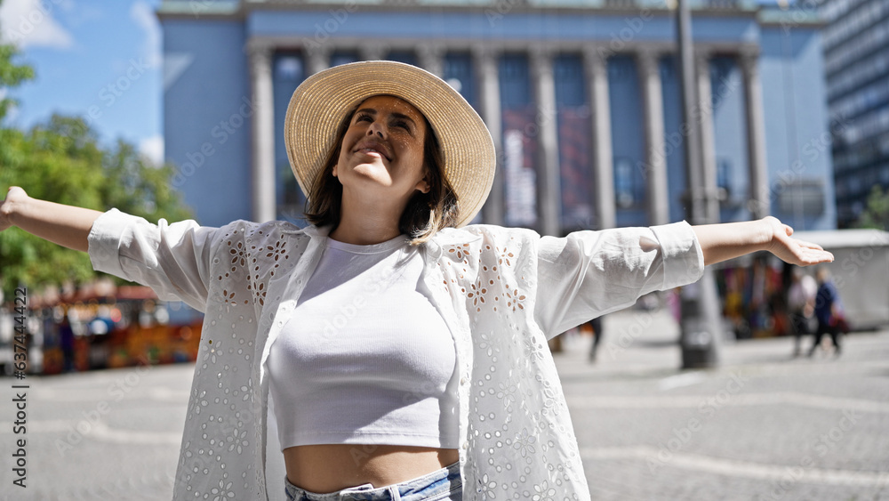 Αυτοκόλλητο Beautiful young hispanic woman smiling confident wearing summer hat standing wit