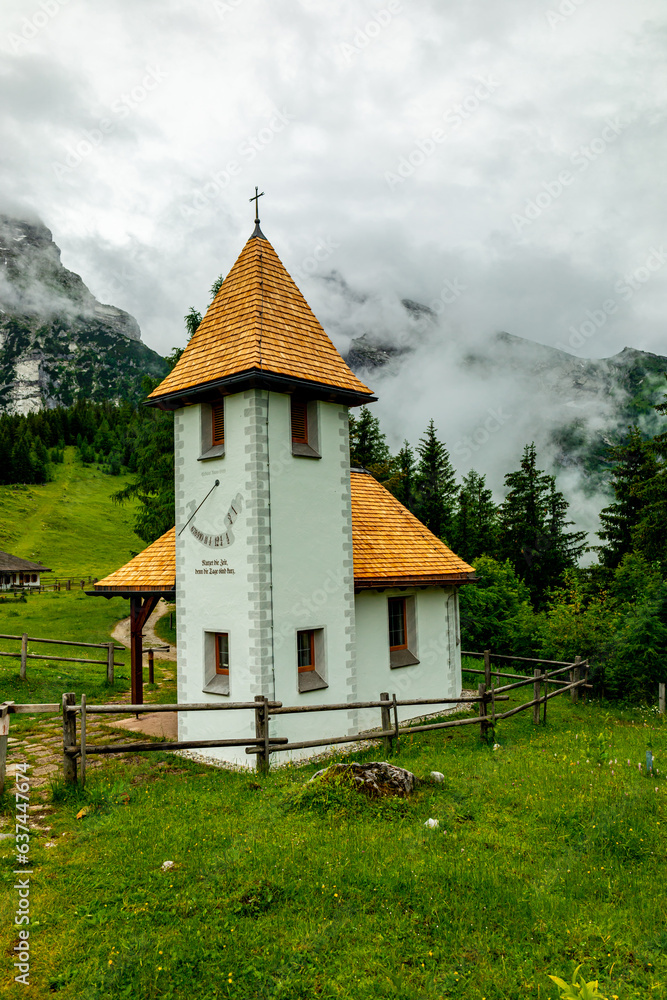 Fototapeta premium Wanderung durch die wunderschönen Berchtesgadener Alpen zum Watzmann - Berchtesgaden - Bayern - Deutschland