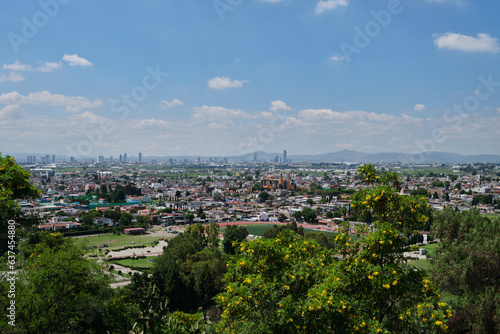 Vista de la Ciudad de Puebla y Cholula desde la piramide y Santuario de Nuestra Señora de los Remedios