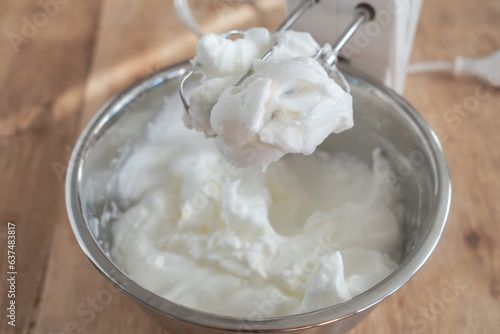 Photos eiweiß eischnee geschlagen mit mixer mixgerät steif geschlagen
