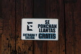 Entrada y salida. Se ponchan llantas gratis. (Entrée et sortie de parking. On crève les pneus gratuitement). Inscription en espagnol sur une porte de garage. Mexique.