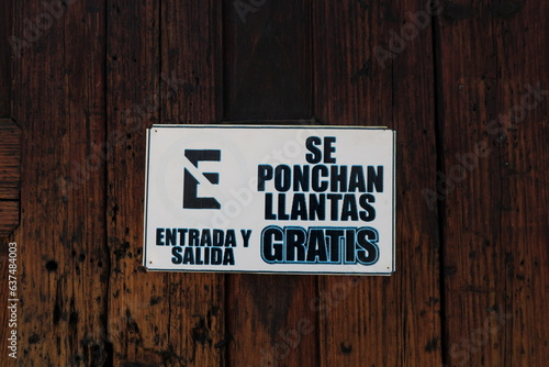 Entrada y salida. Se ponchan llantas gratis. (Entrée et sortie de parking. On crève les pneus gratuitement). Inscription en espagnol sur une porte de garage. Mexique.