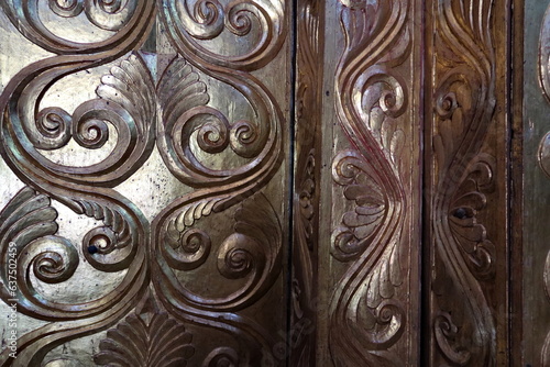 Détail de porte en bois sculptée. photo