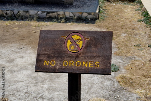No Drones. (Interdit aux drones). Pancarte interdisant l'utilisation de drones).