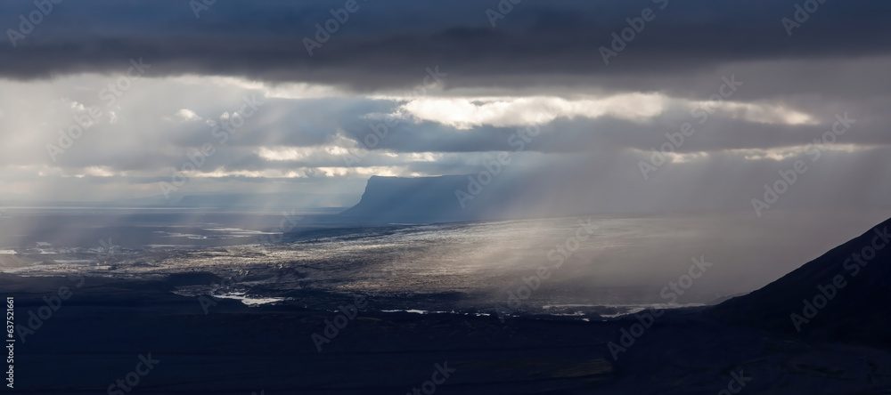 Obraz premium Dramatic Icelandic landscape. Skaftafell National Park in Iceland. Green cliffs, streams and black lava fields.