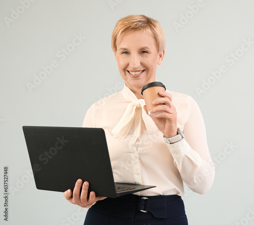 Mature businesswoman with l...