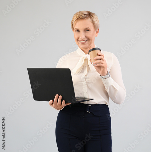 Mature businesswoman with l...