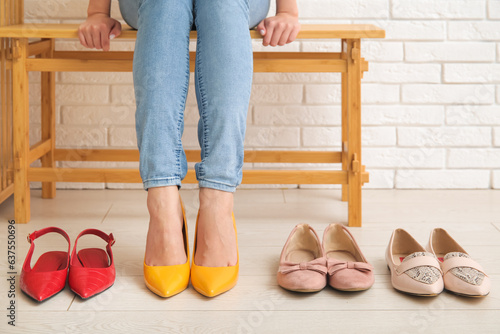 Foto Woman trying on different shoes in boutique