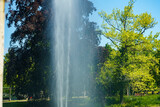 Jolie chute d'eau au parc Orangerie à Strasbourg.