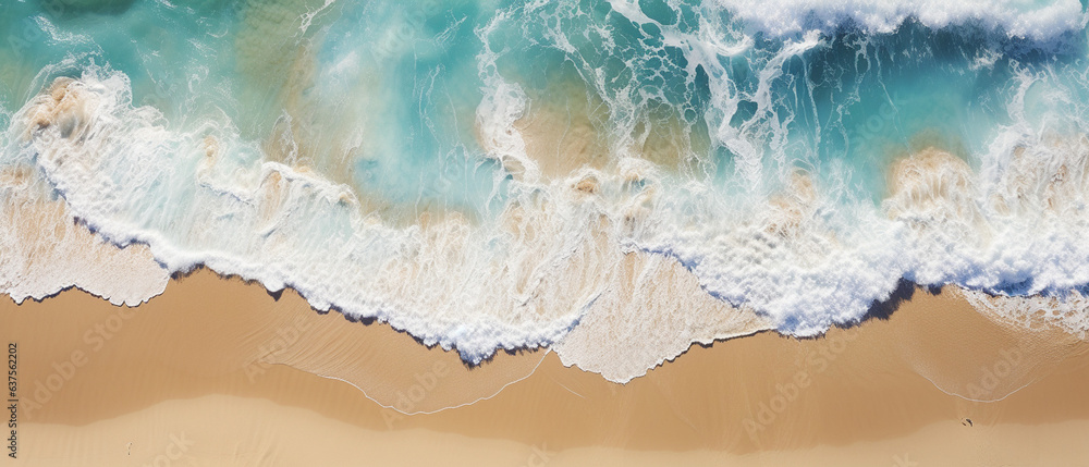 Obraz na płótnie Przypływ spienionych fal morskich na piaszczystej złotej plaży w widoku z lotu ptaka w salonie