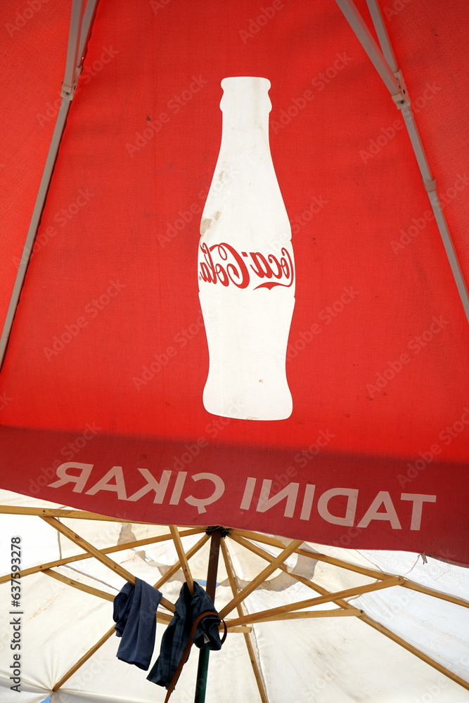 Athenamare Windschutz-Sonnenschirm – Mit Kurbel, Bodenanker, UV 50+, Hellblau, Aluminium-Gestell, 2,20m Hoch