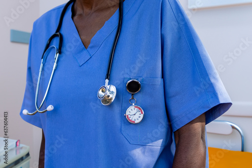 Fotografia african nurse with a fob watch