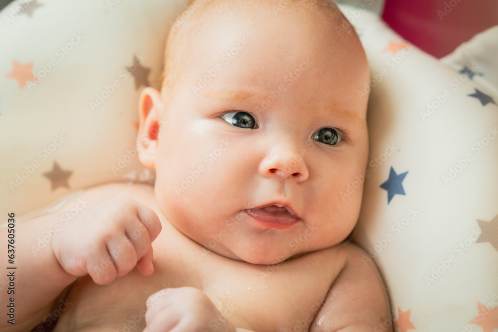 A newborn baby takes a bath. A lovely child is undergoing military training for the first time. The concept of children and hygiene