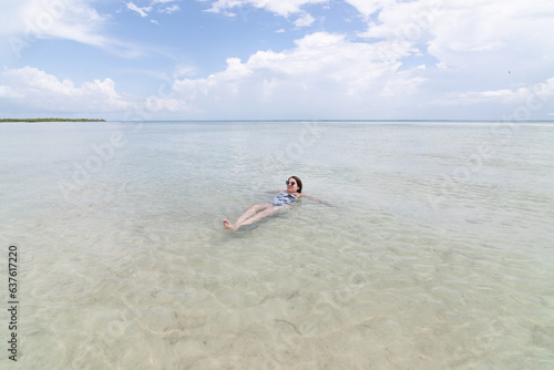 Hermosa chica en la playa  photo