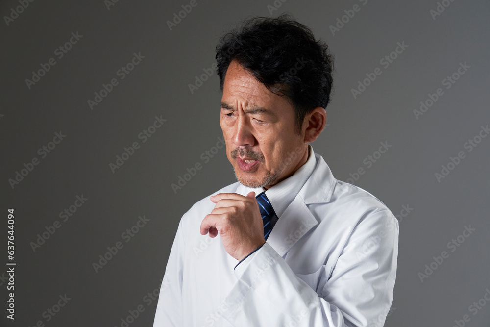 考えるミドルエイジの医者　黒背景