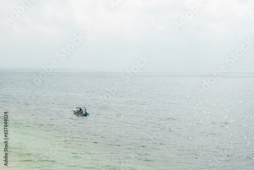 Personas paseando en lancha en el caribe mexicano  © Diego D