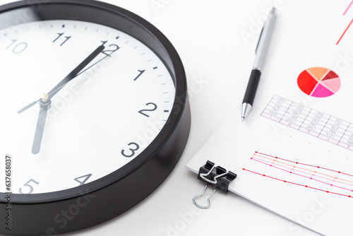 Wallpaper Mural 時計と資料　ビジネスイメージ Torontodigital.ca