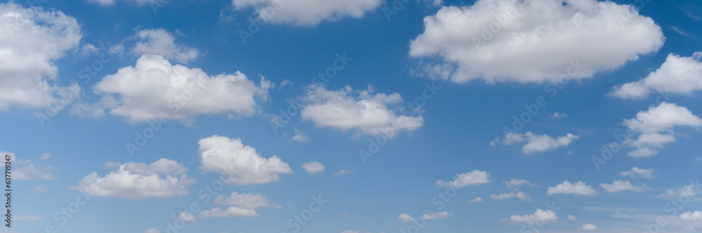 Naklejka premium clouds in the blue sky. Banner